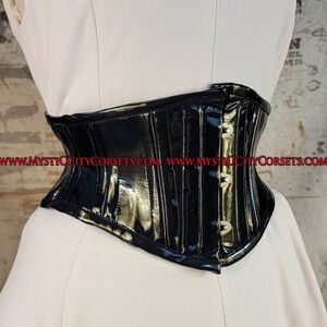 Mystic city Black patent waspie